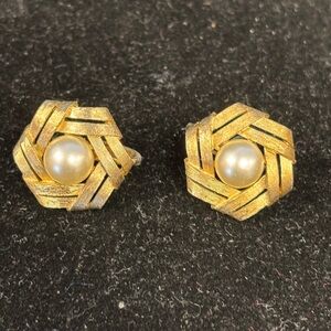 Elegant vintage Trifari Gold and Pearl clip on Earrings